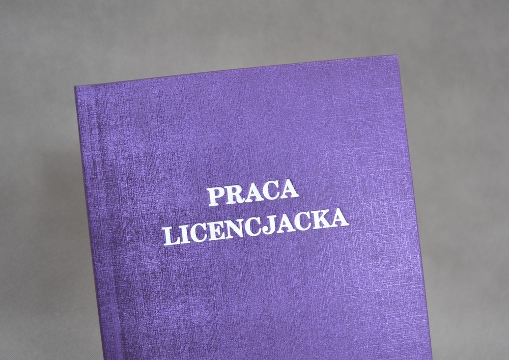 Fioletowa okładka pracy dyplomowej